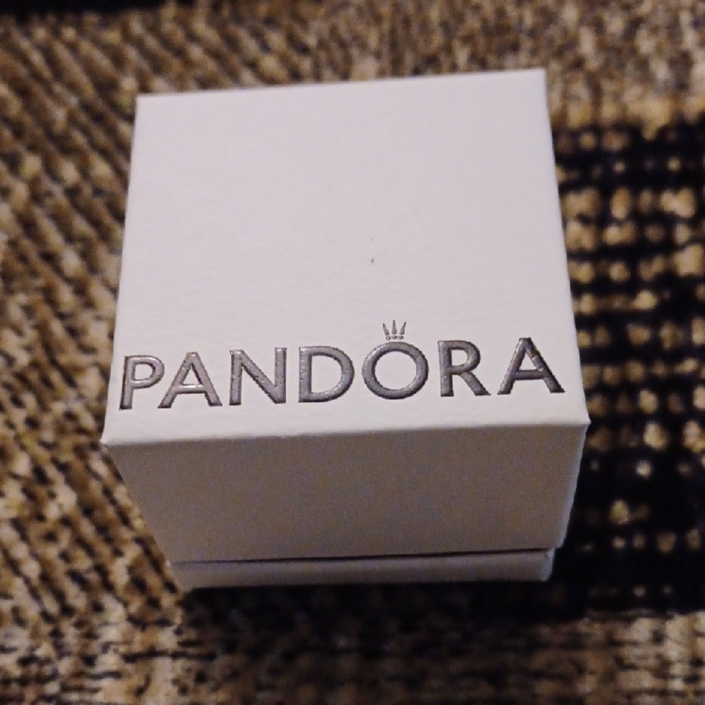 4/$30 Pandora White Gift Box - Ring Groove